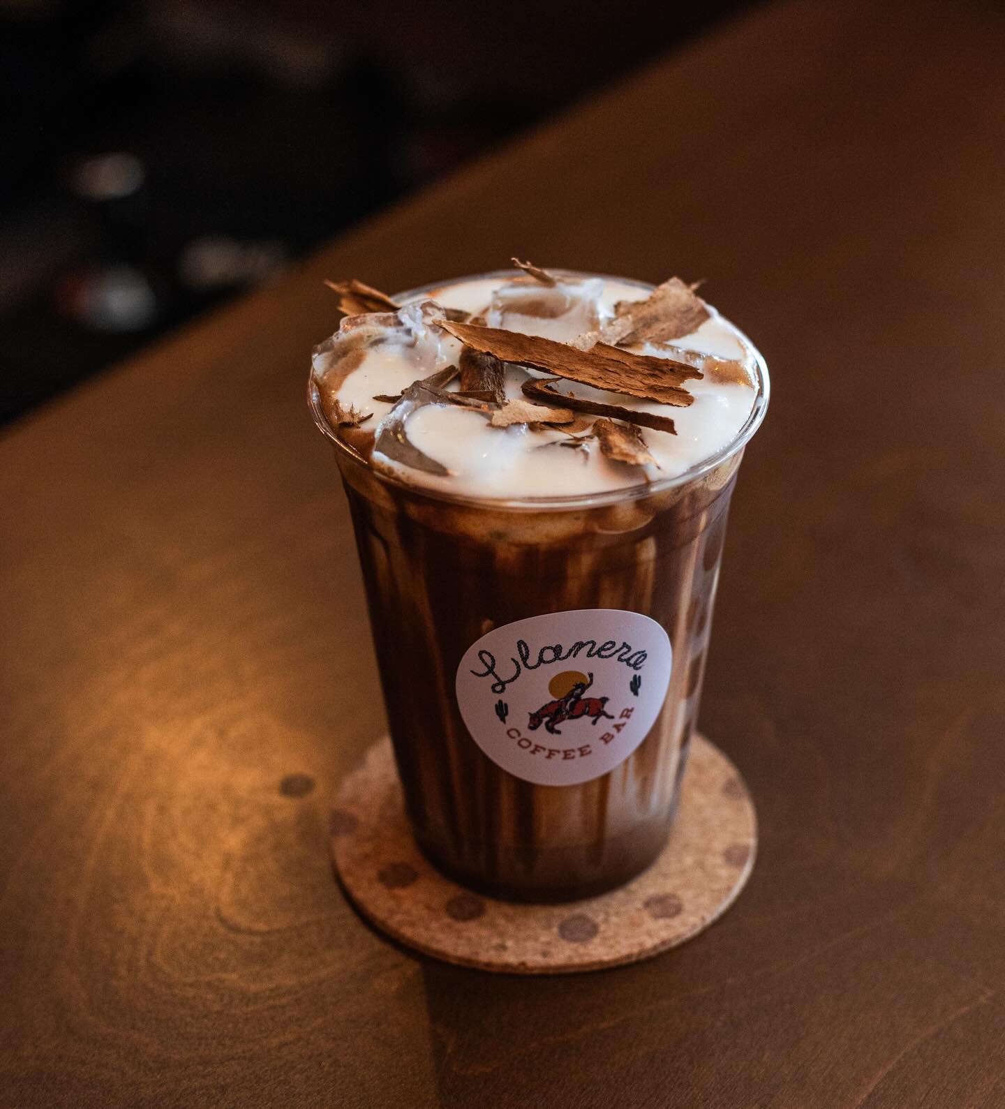 El Forastero — moka, canela y foam de coco, bebida signature de Llanero Coffee Bar, café de especialidad en Tijuana B.C.