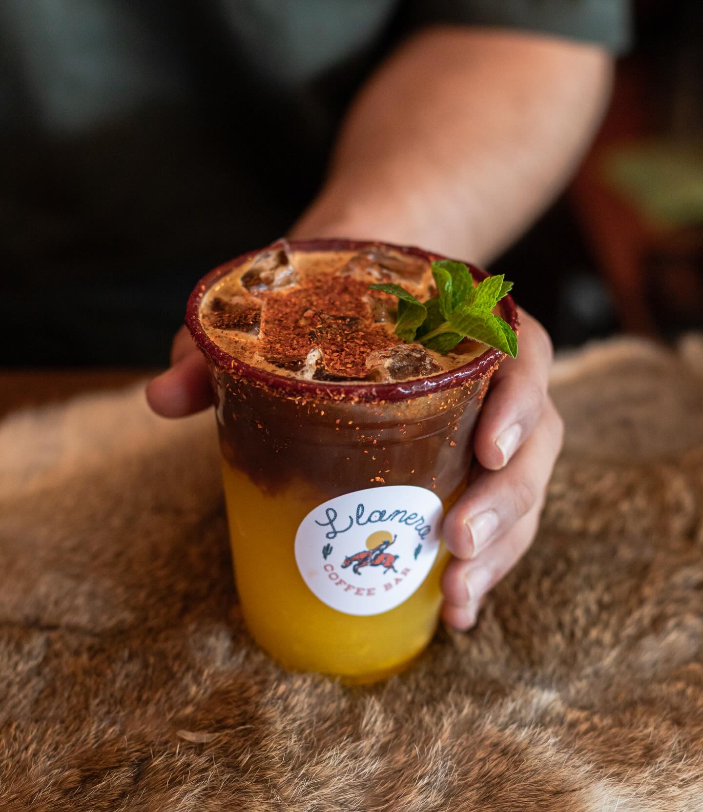El Mango Django — Expresso, mango y agua mineral. Frío, vibrante y con el cará