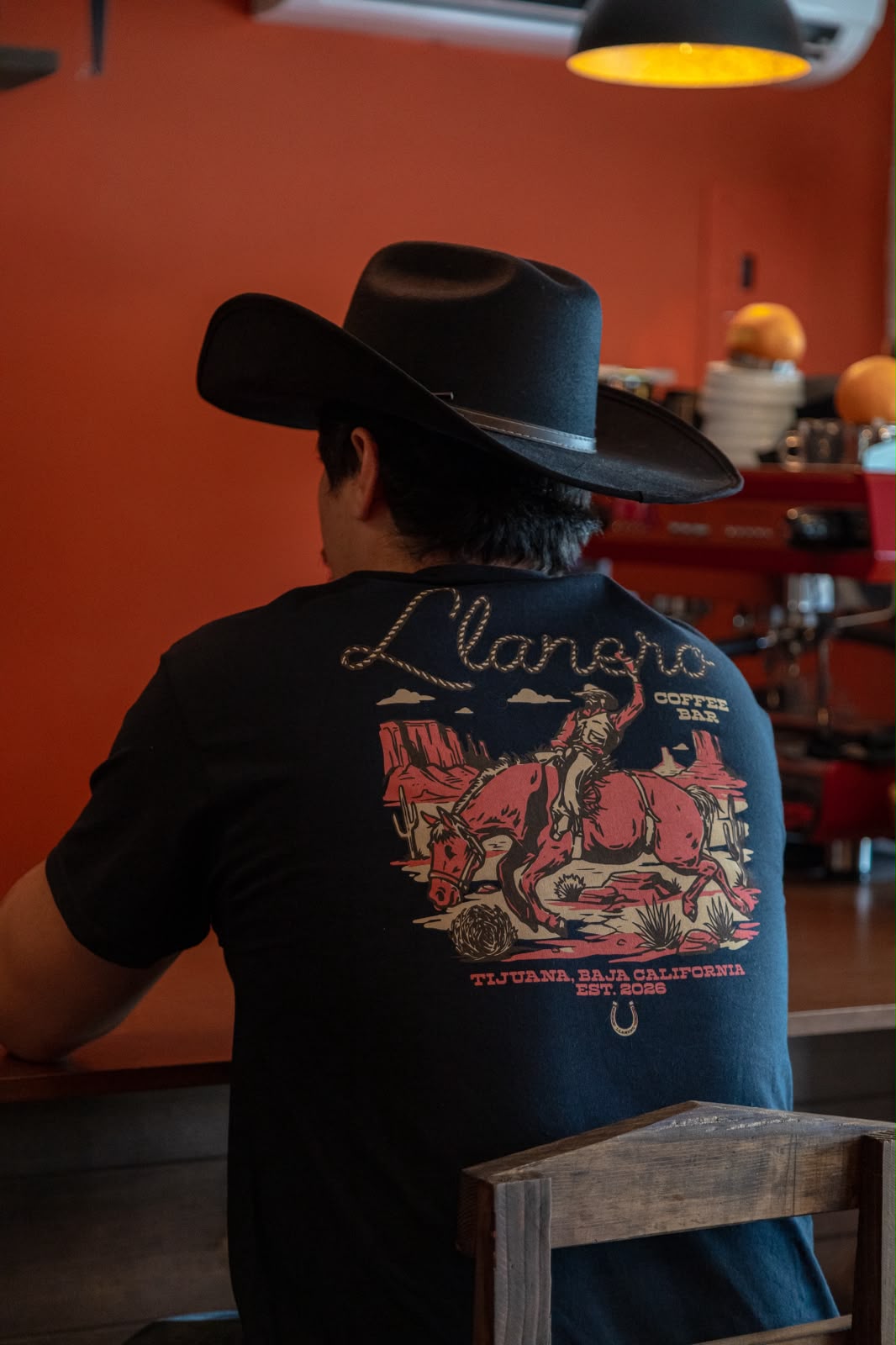 Playera Llanero Coffee Bar — vista trasera, merch artesanal Tijuana