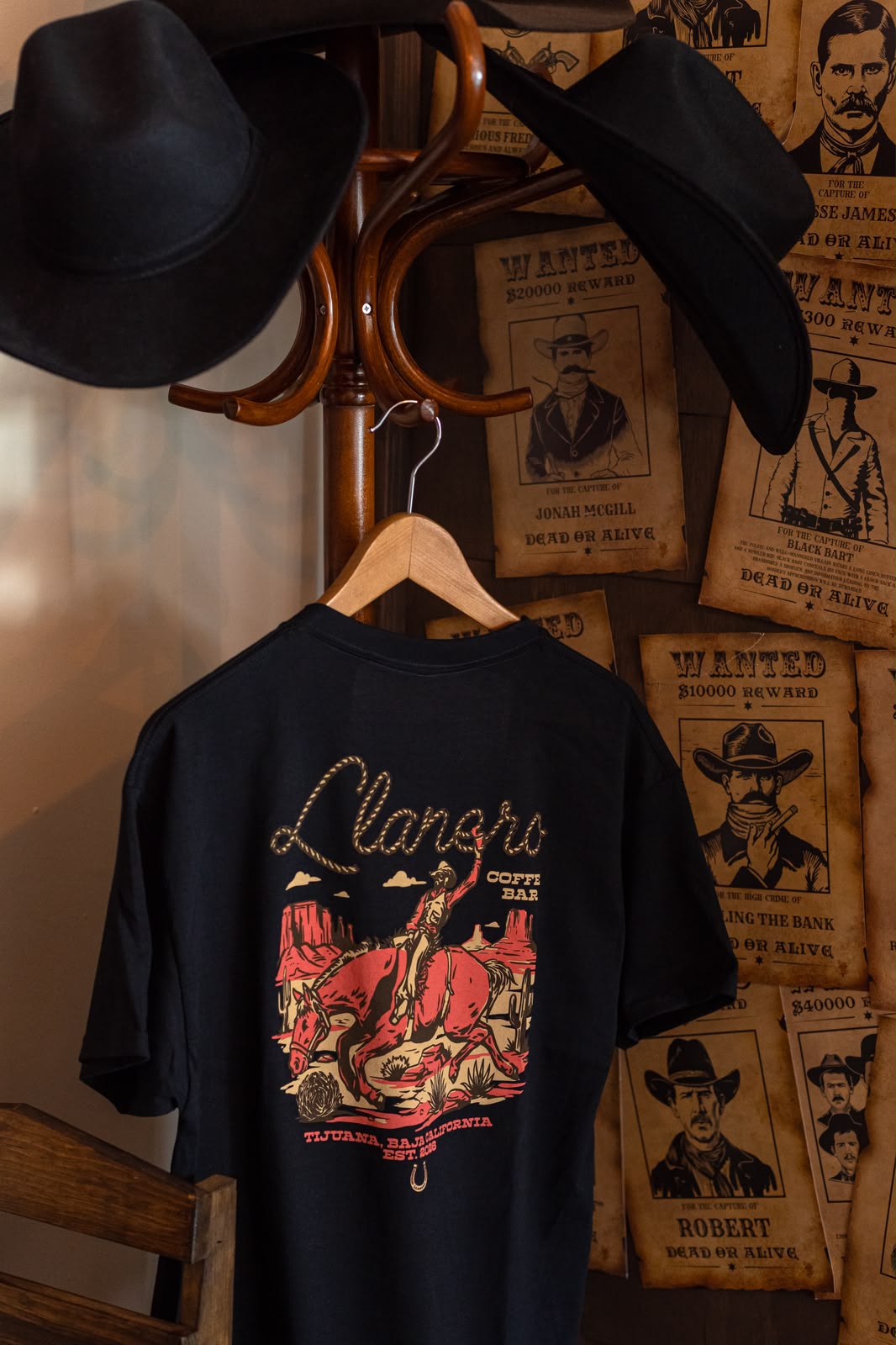 Playera Llanero Coffee Bar — merch café de especialidad Tijuana, edición limitada