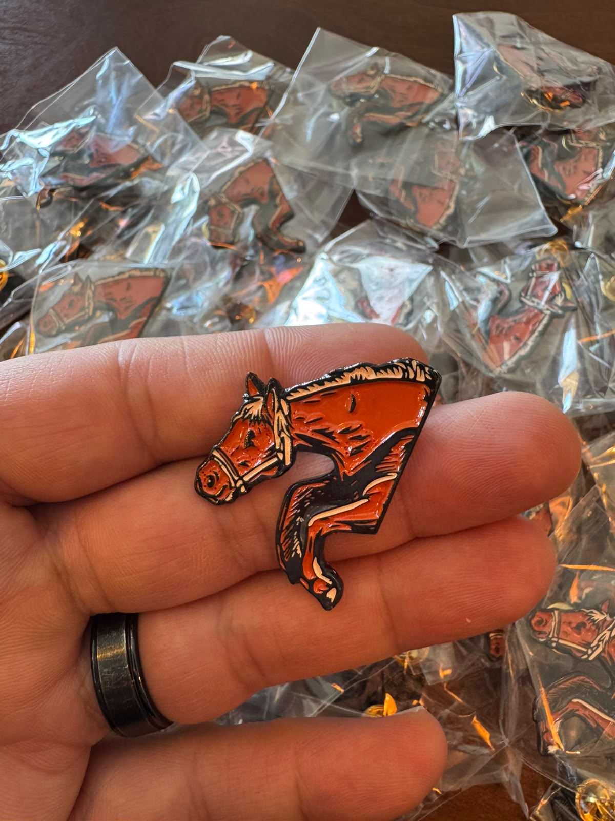 Pin Llanero Coffee Bar — accesorio metálico dorado, café de especialidad Tijuana